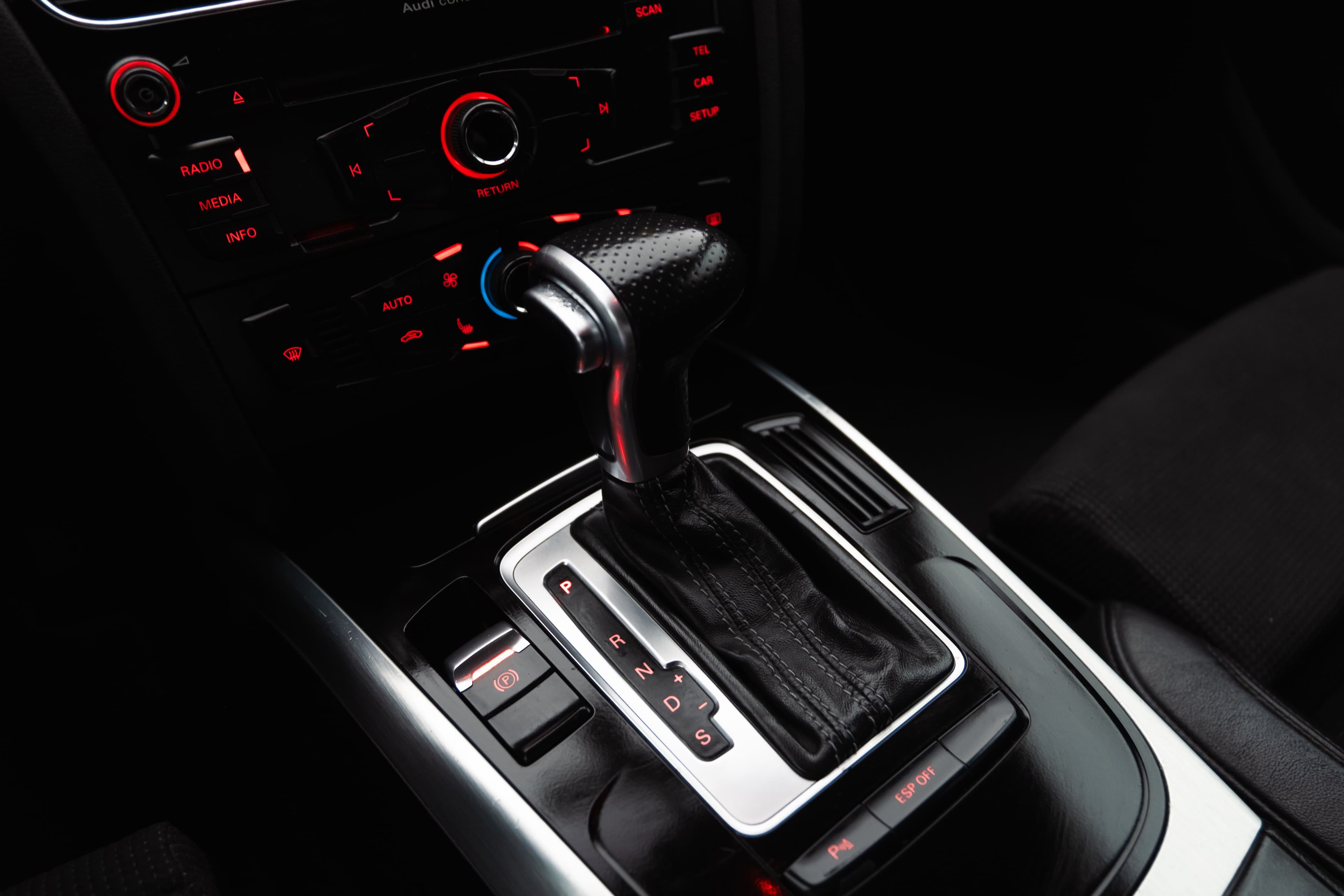 Alavanca de câmbio automático com as posições P, R, N, D e S no console de um carro