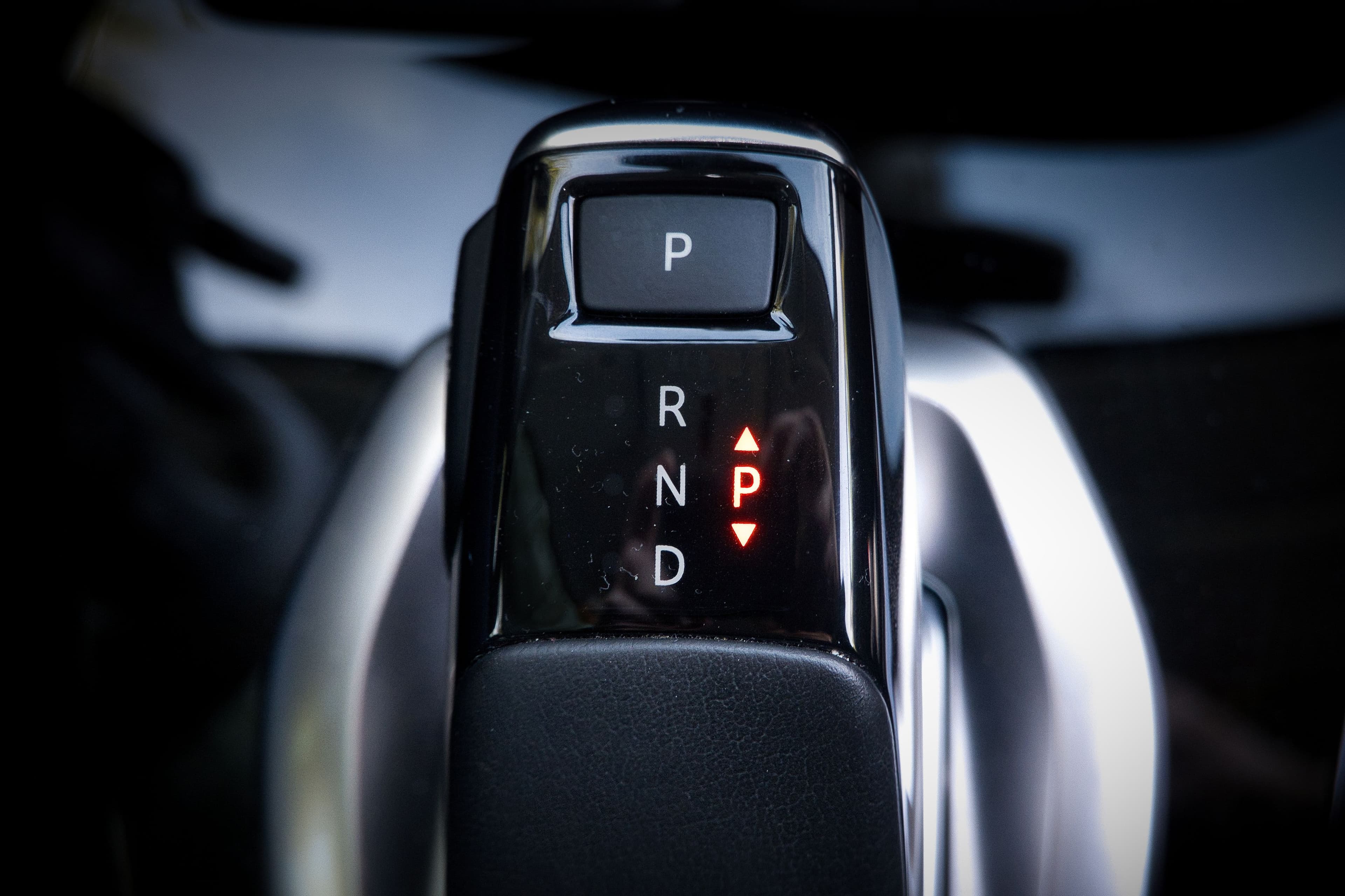 Seletor P, R, N e D de um câmbio automático, com o P aceso